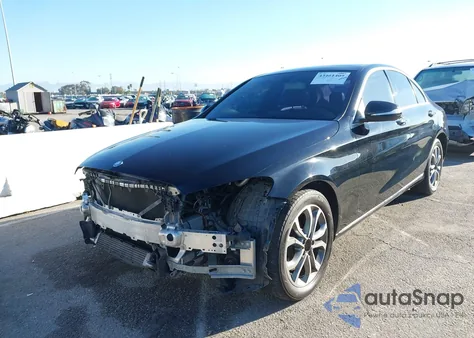 2015 Mercedes-Benz C 300 z USA, uszkodzony, nr VIN 55SWF4JBXFU056603